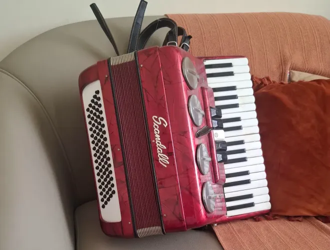 Acordeon italiana Scandall 80 baixos