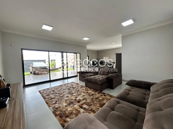 Casa à venda em Uberlândia (Santa Mônica, Leste)  R$ 1.200.000,00  Aceita Permuta