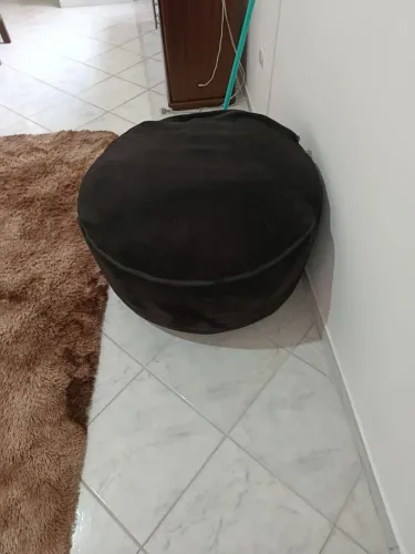 Puff preto redondo confortável