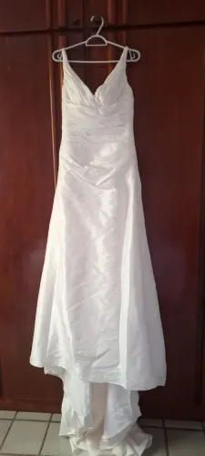Vestido de noiva com véu.