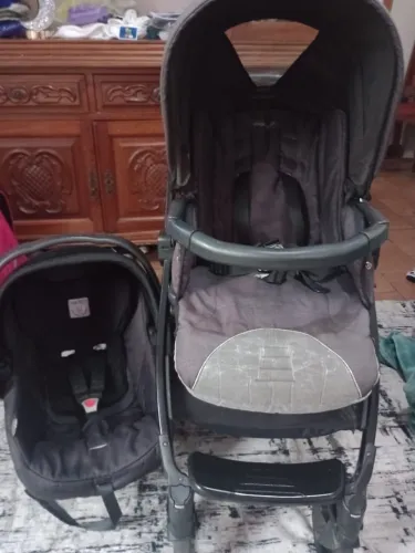 Carrinho com bebê conforto