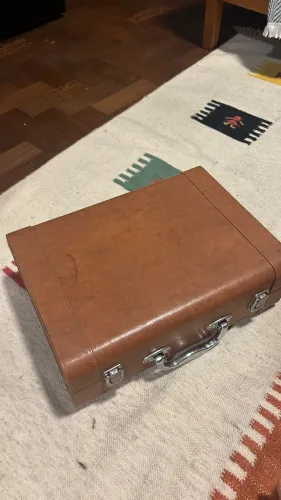 Vitrola Goldship funcionando, mas parece que está numa rotação menor.