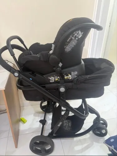 Carrinho de bebê com Moisés e bebê confort