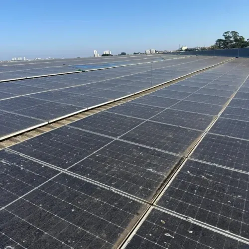 Lavagem de placa solar.