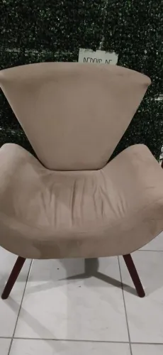 Poltrona Decorativa Estofada com Pés de Madeira - Muito Confortável