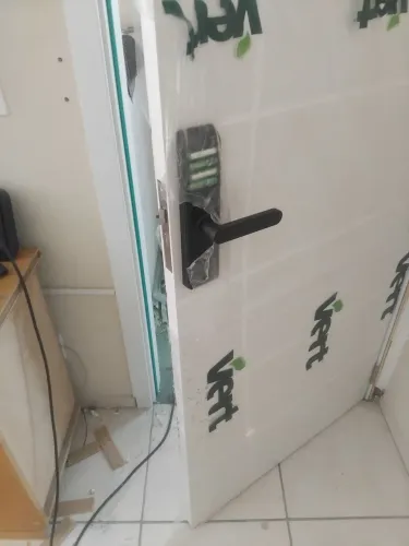 Instalação de portas e fechadura eletrônica 