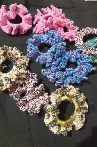 8 Buchinhas scrunchies para cabelos feito de crochê 