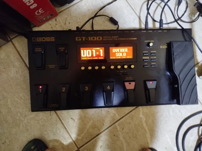 Pedaleira Boss GT100 muito nova