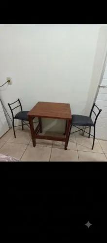 Mesinha de madeira envernizada com duas bancadas acolchoadas. 