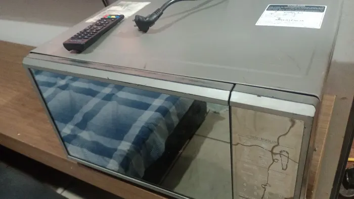 Microondas espelhado somente marcas de uso 