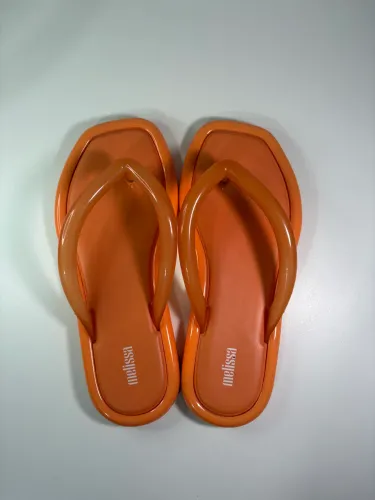 Melissa Airbubble Flip Flop na cor laranja.