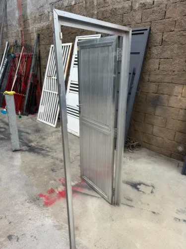 Porta de alumínio 185x74