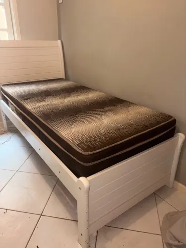 Cama de Solteiro Branca com Cabeceira em MDF - Estrutura de Madeira