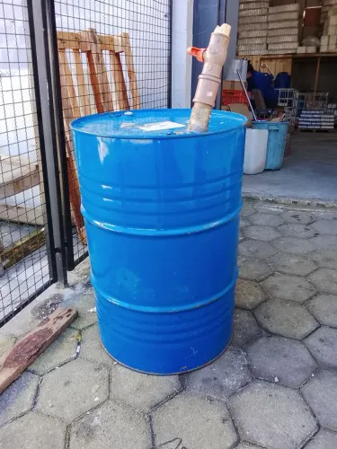 Vendo tambor de ferro de lubrificantes.