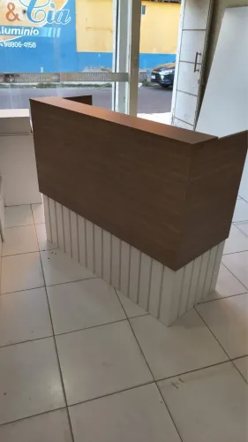 Balcão de recepção moderno