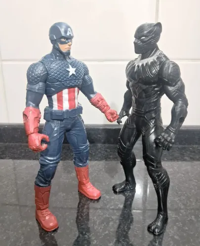 Bonecos Capitão América e Pantera Negra