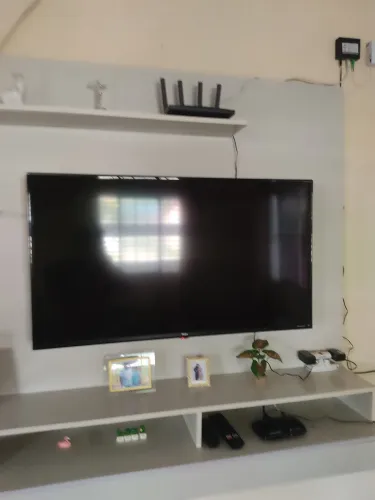 Uma tv 65 polegadas