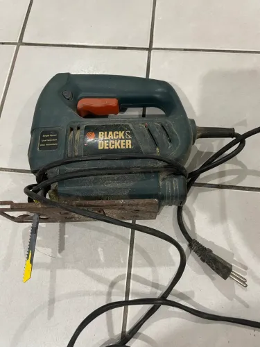 Esta é uma serra tico-tico elétrica da marca Black & Decker,