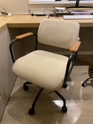 Cadeira de escritório minimalista com regulagem de altura reformada Tok Stok