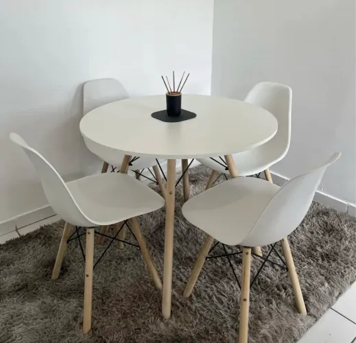 Conjunto mesa e cadeiras 