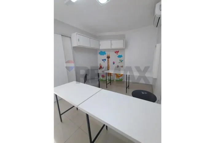 Sala Comercial Elegante e Funcional à Venda com Ótima Localização. Ambiente Ideal para Esc