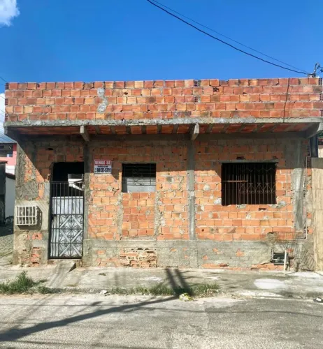 VENDE-SE ESTA CASA.
