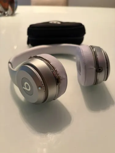 Fone de ouvido Beats Solo 3, na cor branco e prata