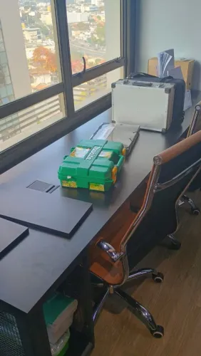 Mesa Corporativa Metálica Preta 2,20m | Tomadas Embutidas