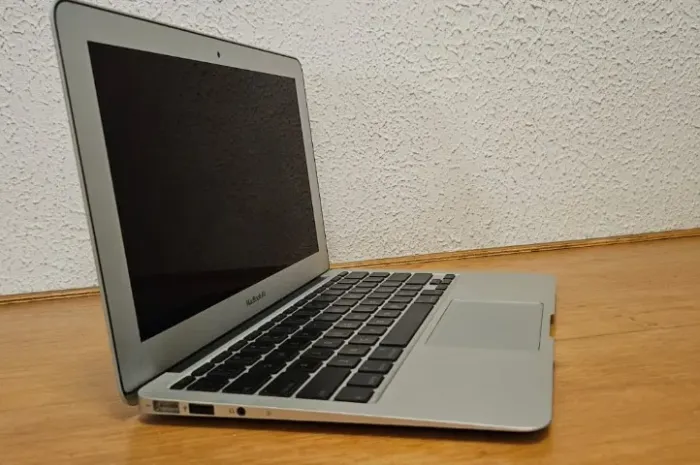 MacBook Air 11" A1370 - Carcaça/Tela Impecáveis (Para Peças ou Restauração)