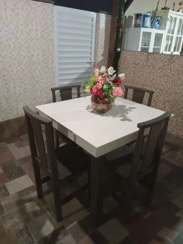 Mesa com  4 cadeiras 