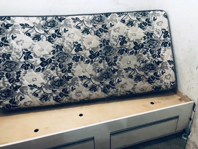 CAMA COM COLCHÃO SOLTEIRO