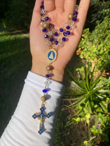 Terço de cristal tons de azul Nossa Senhora Aparecida 