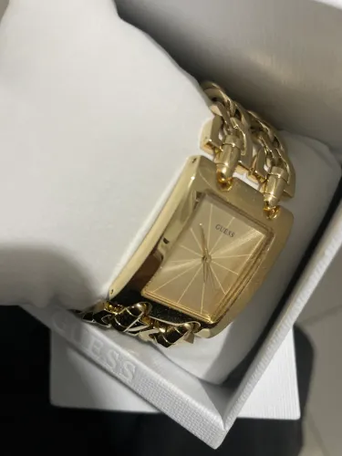 Relogio guess corrente quadrado dourado nunca usado