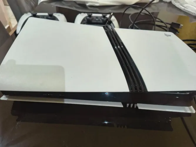 PS5 Pro Digital + 2 Controles | Pouco Uso