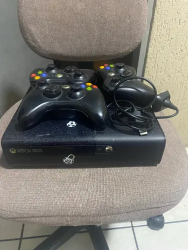 Xbox 360 Super Slim desbloqueado/destravado, funcionando perfeitamente, com 2 controles.