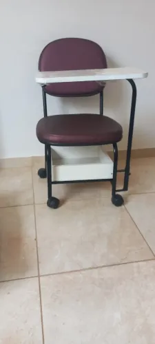 Cirandinha (cadeirinha) de manicura semi nova totalmente conservada