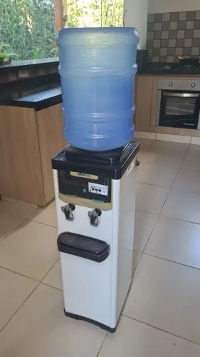 Bebedouro Compressor Chão para Galão 20 litros