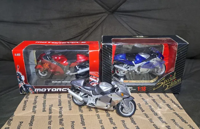 Miniatura Suzuki Hayabusa 1/18 Kit c/3