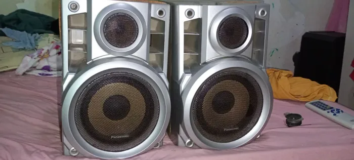 Vendo essas caixas de som da marca Panasonic por apenas 50 reais o par