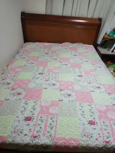Cama de casal em madeira maciça de mogno comprada na época decorações, com colchão.