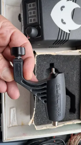 Kit Tatuagem com Máquina Electra pop Fonte pedal e materiais