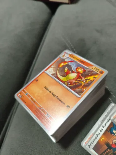 Bulk de cartas Pokémon coleção fogo fantasmagórico