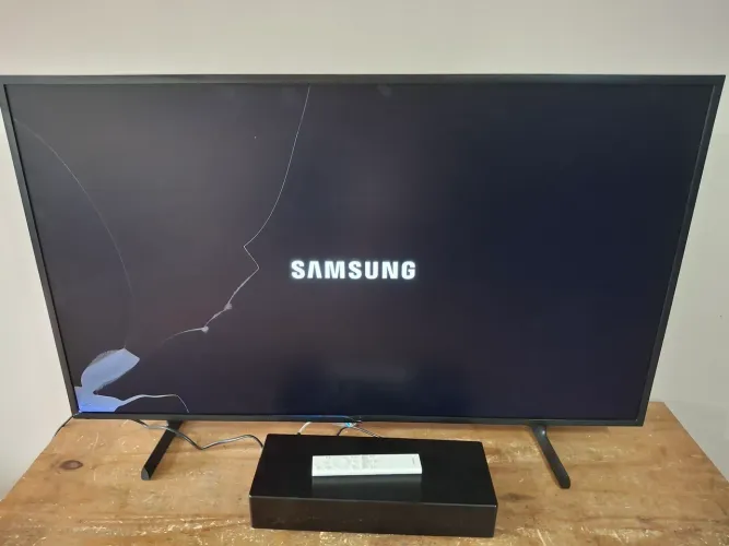 TV Samsung The Frame 43 com tela quebrada
