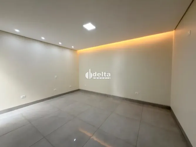 Casa com 4 quartos sendo 1 suíte disponível para venda no bairro Santa Mônica em Uberlândi