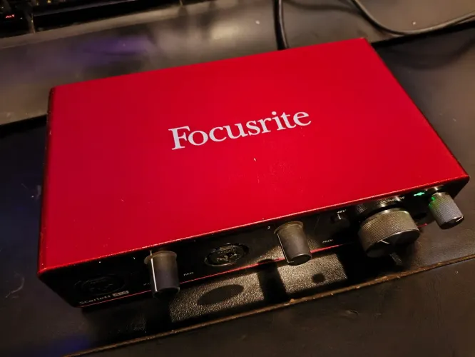 Focusrite Scarlett 4i4 3 geração - interface de áudio profissional