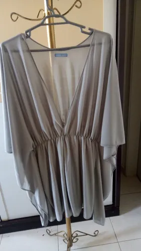 Bata Elegante em Tecido Sofisticado - Cor Cinza Claro