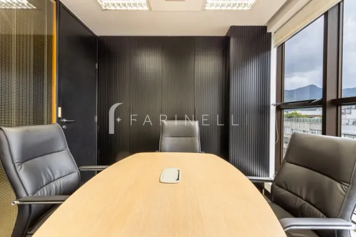 Sala comercial, totalmente mobiliada e equipada, no Leblon.