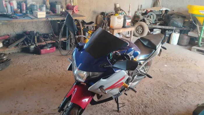 Uma moto muito boa alguns defeitos estético por ser 2012 mesmo