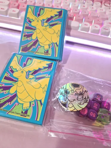 **Kit ETB Dragonite Pokémon Oficial ? 2 Sleeves Lacrados + Dados + Moeda Holo