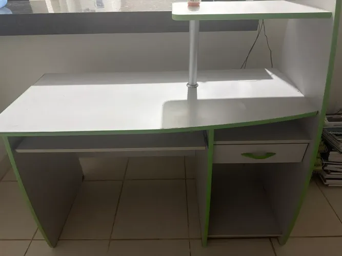 Mesa de Computador de Canto - Branca com Detalhes Verdes - Usada